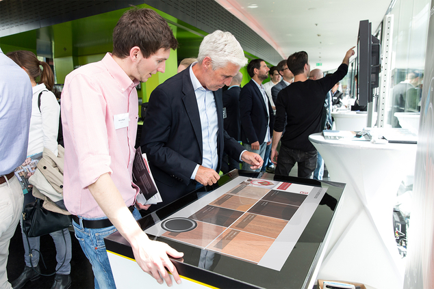 p&p MultiTouch kann sowohl horizontal als Tischlösung (Vordergrund) als auch vertikal (Hintergrund) zur Präsentation eingesetzt werden.