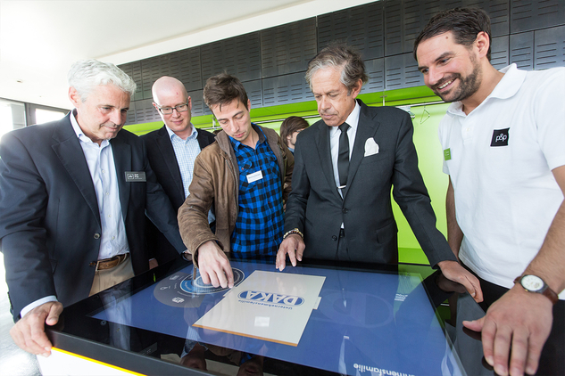 DAKA Junior-Chef Matthias Zitterbart zeigt seine p&p MultiTouch App WK Tirol Präsident Dr. Jürgen Bodenseer.