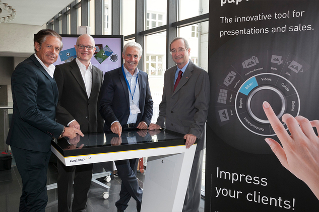 WK Österreich Präsident Leitl und WK Tirol Präsident Bodenseer sind von der Innovationskraft von p&p MultiTouch beeindruckt.