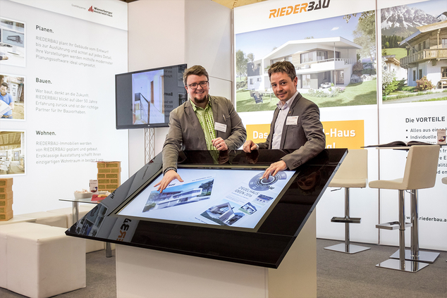 RIEDERBAU setzt p&p MultiTouch auf der Innsbrucker Herbstmesse 2015 zur Kundengewinnung und Präsentation ein.
