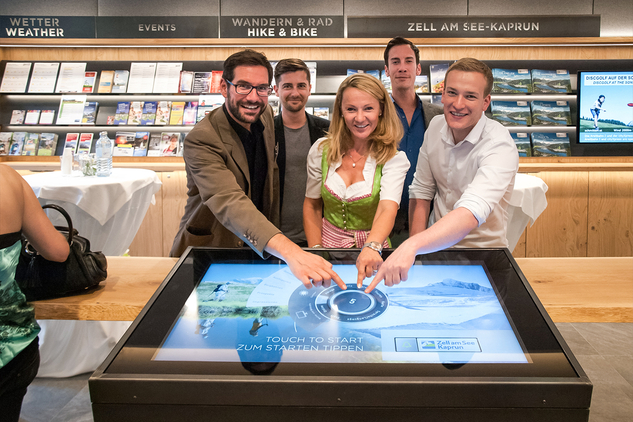 TVB Zell m See Kaprun Geschäftsführerin Renate Ecker ist stolz auf ihr digitales Herzstück - die p&p MultiTouch App in ihrem neuen Service Center.