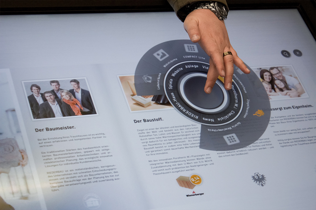 Die RIEDERBAU p&p MultiTouch App ist das intuitive Präsentationstool auf der Innsbrucker Herbstmesse.